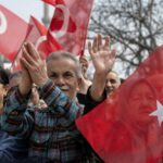 Apoiadores do prefeito de Istambul, Ekrem Imamoglu, agitam bandeiras turcas durante um evento de campanha antes das eleições locais em Istambul, Turquia, em 19 de março de 2024.