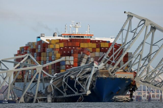 Uma vista do navio de carga Dali que colidiu com a ponte Francis Scott Key, causando seu colapso em Baltimore