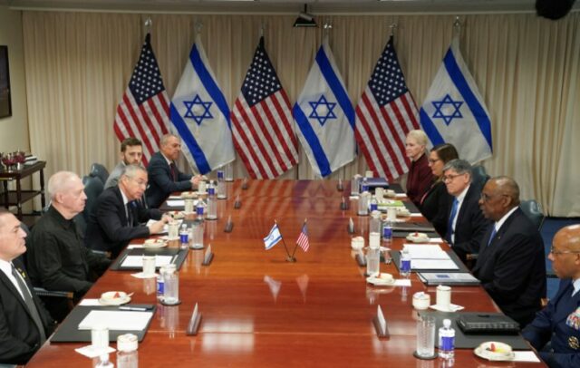 O chefe do Pentágono dos EUA, Lloyd Austin, e sua equipe conversam com seu homólogo israelense, Yoav Gallant, e sua equipe em Washington, DC