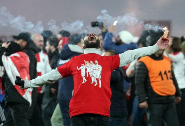 Futebol Futebol - Eliminatórias para a Euro 2024 - Play-off - Geórgia x Grécia - Boris Paichadze Dinamo Arena, Tbilisi, Geórgia - 26 de março de 2024 Um torcedor da Geórgia com um sinalizador em campo comemora após a qualificação para a Euro 2024 REUTERS/Irakli Gedenidze TPX IMAGENS DE O DIA