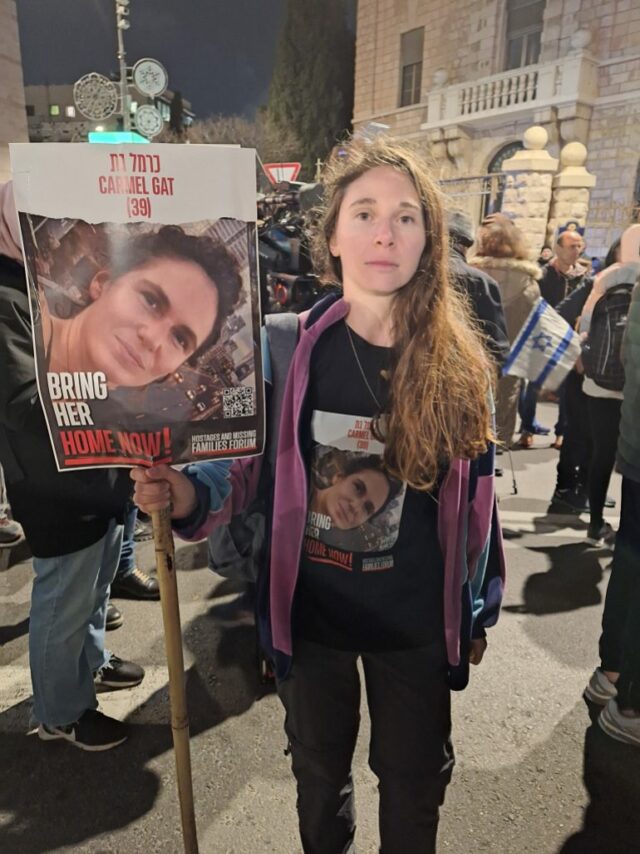Shay Bicknanm participa de um protesto no centro de Jerusalém para pedir a libertação dos prisioneiros israelenses em Gaza.  Seu primo foi levado em 7 de outubro e sua tia foi morta.  (Mat Nashed/Al Jazeera)