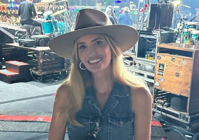 Ivanka Trump surpreende com roupa jeans de cowgirl no festival de música da Flórida depois de testemunhar no julgamento do pai