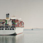 Ataques no Mar Vermelho reduzem pela metade o comércio no Canal de Suez