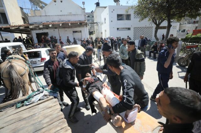Palestinos feridos, incluindo crianças, são levados em carruagem puxada por cavalos para o Hospital Batista al-Ahli depois que Israel atingiu palestinos que esperavam por ajuda humanitária na junção do Kuwait, na Cidade de Gaza