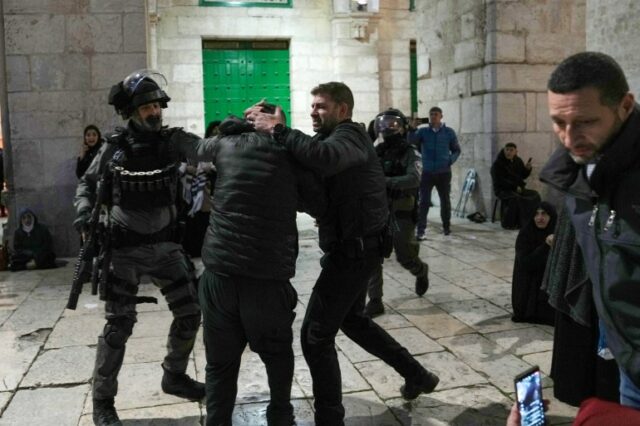 A polícia israelense detém um fiel palestino no complexo da Mesquita Al-Aqsa, na Cidade Velha de Jerusalém, durante o mês sagrado muçulmano do Ramadã, quarta-feira, 5 de abril de 2023. A mídia palestina informou que a polícia atacou fiéis palestinos, aumentando o temor de uma tensão mais ampla à medida que os muçulmanos e Os feriados judaicos se sobrepõem. (AP Photo/Mahmoud Illean)