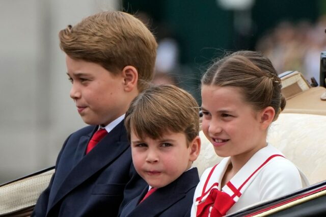 A partir da esquerda: Príncipe George, Príncipe Louis e Princesa Charlotte deixam o Palácio de Buckingham