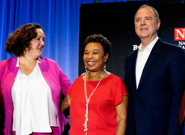 Katie Porter de rosa e branco, Barbara Lee de vermelho e Adam Schiff de terno preto e camisa branca 