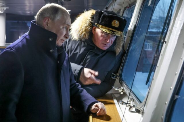 O presidente russo, Vladimir Putin, à esquerda, e o almirante Nikolai Yevmenov, comandante-em-chefe da Marinha Russa, visitam a mais nova fragata 