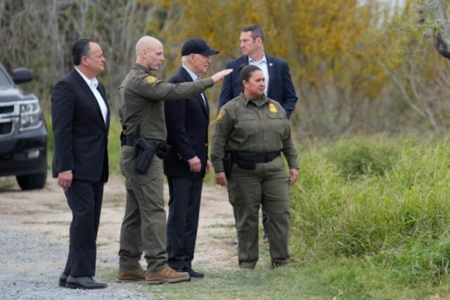 O presidente Joe Biden fala com a Patrulha da Fronteira dos EUA, enquanto olha para a fronteira sul, quinta-feira, 29 de fevereiro de 2024, em Brownsville, Texas
