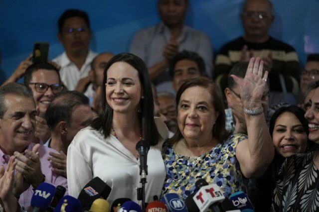 A líder da oposição María Corina Machado dá entrevista coletiva acompanhada por Corina Yoris, em Caracas, Venezuela, sexta-feira, 22 de março de 2024