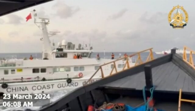 O navio da guarda costeira chinesa visto da proa do Unaizah em 4 de maio. O navio chinês é branco e a Guarda Costeira está escrita na lateral: Há várias pessoas no convés.  Está muito perto.