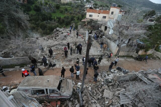 Pessoas se reúnem nos escombros de um centro paramédico que foi destruído por um ataque aéreo israelense na manhã de quarta-feira na vila de Hebbariye, sul do Líbano, quarta-feira, 27 de março de 2024. O ataque aéreo israelense contra um centro paramédico ligado a um grupo muçulmano sunita libanês matou várias pessoas de seus membros.  O ataque foi um dos mais mortíferos desde que a violência eclodiu ao longo da fronteira Líbano-Israel, há mais de cinco meses.  (Foto AP/Mohammed Zaatari)