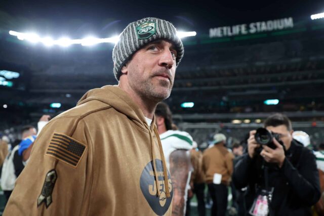 Aaron Rodgers # 8 do New York Jets reage em campo depois que o Los Angeles Chargers derrotou o New York Jets por 27-6 no MetLife Stadium em 6 de novembro de 2023 em East Rutherford, Nova Jersey.