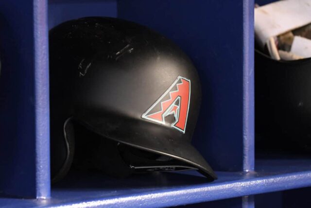 Uma visão detalhada de um capacete do Arizona Diamondbacks no banco de reservas antes do início do jogo contra o Miami Marlins no Marlins Park em 2 de junho de 2017 em Miami, Flórida.