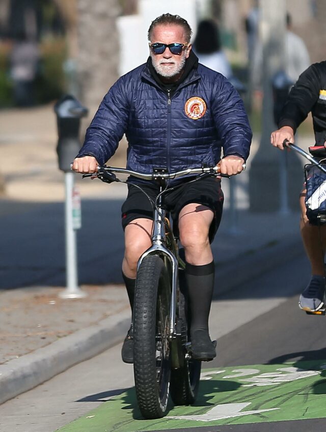 Arnold Schwarzenegger pedalando até a Golds Gym em Santa Monica