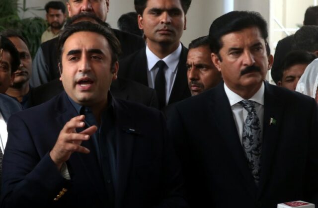 Bilawal Bhutto Zardari, neto de Zulfikar Ali Bhutto falando fora do tribunal após o veredicto de quarta-feira.