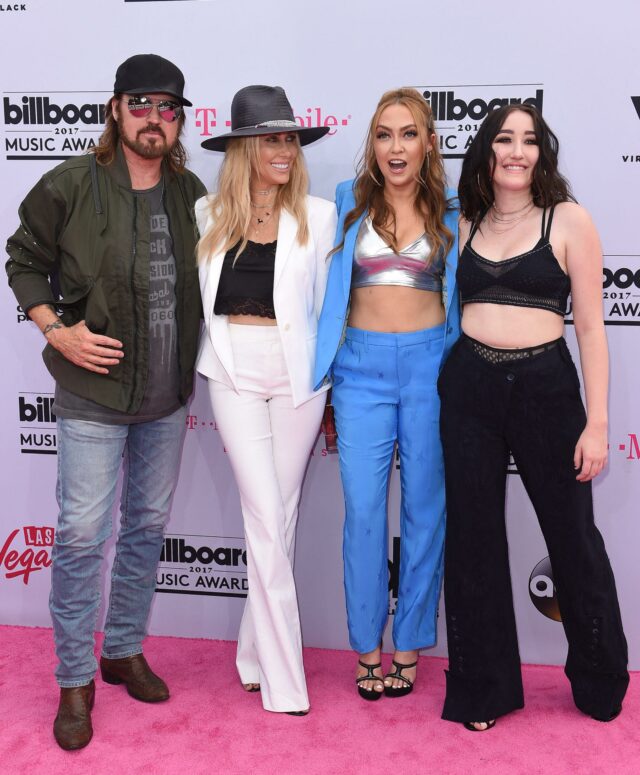 Billy Ray Cyrus, Tish Cyrus, Brandi Cyrus e Noah Cyrus no Billboard Music Awards 2017