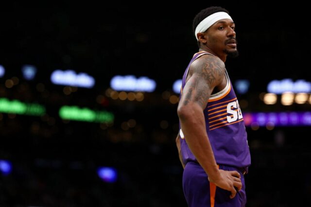 BOSTON, MASSACHUSETTS - 14 DE MARÇO: Bradley Beal nº 3 do Phoenix Suns assiste durante o segundo tempo contra o Boston Celtics no TD Garden em 14 de março de 2024 em Boston, Massachusetts.  Os Celtics derrotaram os Suns por 127-112.  NOTA AO USUÁRIO: O usuário reconhece e concorda expressamente que, ao baixar e/ou usar esta fotografia, o usuário concorda com os termos e condições do Contrato de Licença da Getty Images. 