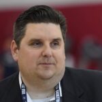 O redator esportivo Brian Windhorst participa de uma sessão de treinos no minicamp da Seleção Nacional Masculina de Basquete dos EUA 2018 no Mendenhall Center na UNLV em 27 de julho de 2018 em Las Vegas, Nevada.