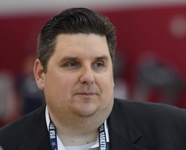 O redator esportivo Brian Windhorst participa de uma sessão de treinos no minicamp da Seleção Nacional Masculina de Basquete dos EUA 2018 no Mendenhall Center na UNLV em 27 de julho de 2018 em Las Vegas, Nevada.