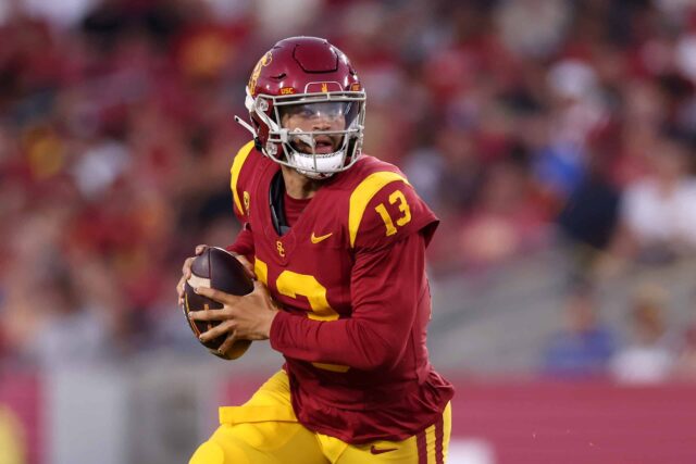 LOS ANGELES, CALIFÓRNIA - 26 DE AGOSTO: Caleb Williams nº 13 do USC Trojans tenta passar a bola durante o terceiro quarto contra o San Jose State Spartans no United Airlines Field no Los Angeles Memorial Coliseum em 26 de agosto de 2023 em Los Angeles, Califórnia