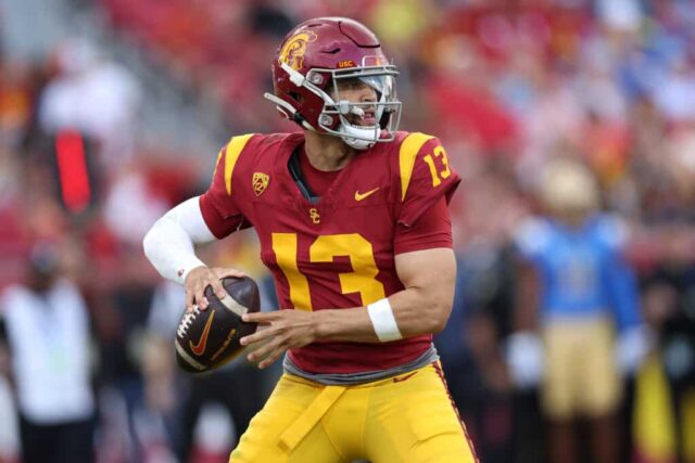 LOS ANGELES, CALIFÓRNIA - 18 DE NOVEMBRO: Caleb Williams nº 13 do USC Trojans passa a bola durante o primeiro tempo de um jogo contra o UCLA Bruins no United Airlines Field no Los Angeles Memorial Coliseum em 18 de novembro de 2023 em Los Angeles, Califórnia .