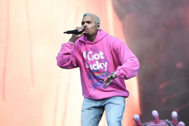 Chris Brown se apresentando no Wireless Festival, Crystal Palace Park, Londres