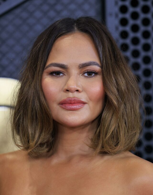 Cabelo verde de Chrissy Teigen 'Rocks' na última foto do Instagram