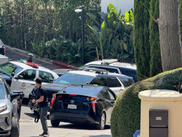 Oficiais do LAPD têm suas armas em punho na casa de 'SELLING SUNSET' Christine Quinn, de acordo com testemunhas, um policial gritava 'Saia com as mãos para cima'.