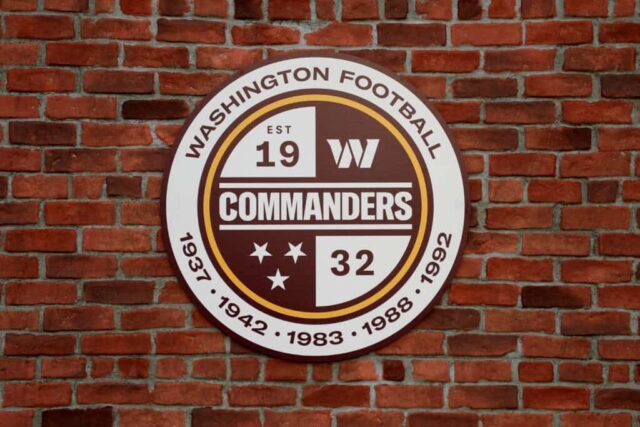 LANDOVER, MARYLAND - FEVEREIRO 02: Uma visão detalhada de um logotipo do Washington Commanders durante o anúncio da mudança de nome do Washington Football Team para Washington Commanders no FedExField em 02 de fevereiro de 2022 em Landover, Maryland.