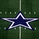O logotipo do Dallas Cowboys no AT&T Stadium em 30 de setembro de 2018 em Arlington, Texas.