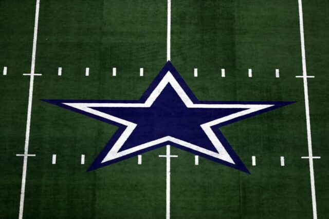 O logotipo do Dallas Cowboys no AT&T Stadium em 30 de setembro de 2018 em Arlington, Texas.