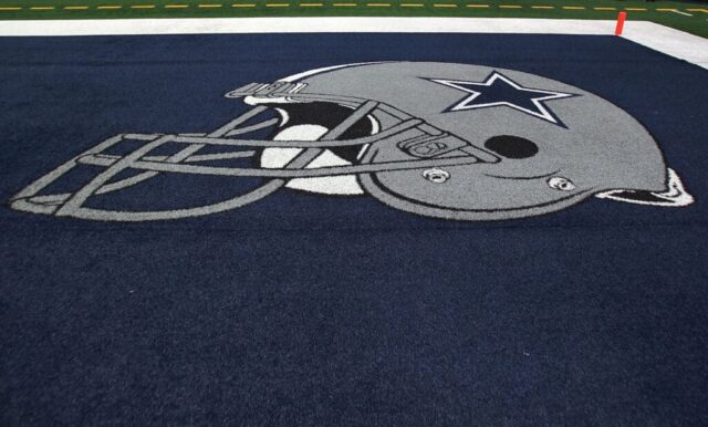 O capacete do Dallas Cowboys na endzone do Cowboys Stadium em 26 de setembro de 2011 em Arlington, Texas.
