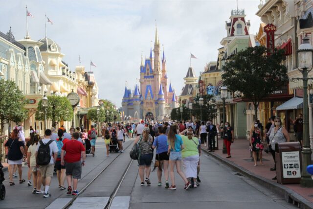 Mulher flagrada nadando de topless no Disney World Resort