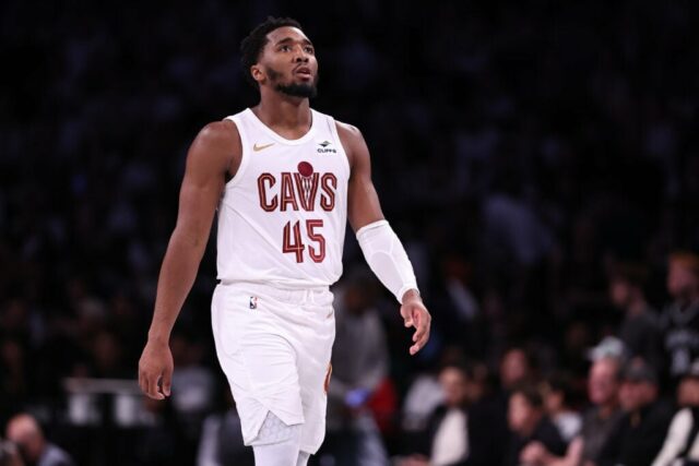 Donovan Mitchell #45 do Cleveland Cavaliers observa durante o quarto período do jogo contra o Brooklyn Nets no Barclays Center em 25 de outubro de 2023 na cidade de Nova York.  NOTA AO USUÁRIO: O Usuário reconhece e concorda expressamente que, ao baixar e/ou usar esta fotografia, o Usuário está concordando com os termos e condições do Contrato de Licença da Getty Images.