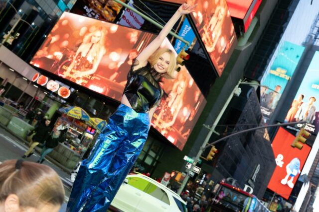 A estrela internacional Elena Matei assume a Times Square de Nova York para o lançamento de 'Rock It' (FOTOS)