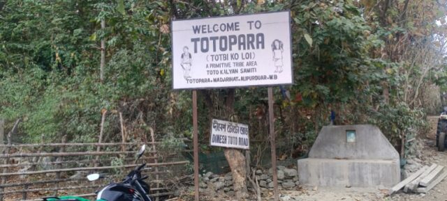 A entrada para Totopara, onde viveram gerações de Totos – mas onde agora temem ser expulsos (Gurvinder Singh/Al Jazeera)