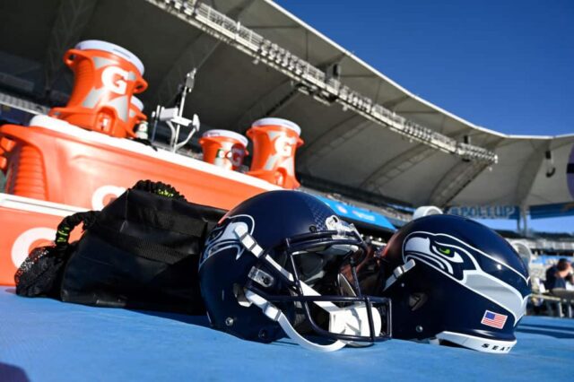 Capacetes do Seattle Seahawks na linha lateral antes de um jogo de pré-temporada contra o Los Angeles Chargers no Dignity Health Sports Park em 24 de agosto de 2019 em Carson, Califórnia.