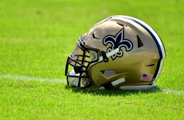 Um capacete do New Orleans Saints é visto em campo antes do jogo entre o New Orleans Saints e o Jacksonville Jaguars no TIAA Bank Field em 13 de outubro de 2019 em Jacksonville, Flórida.