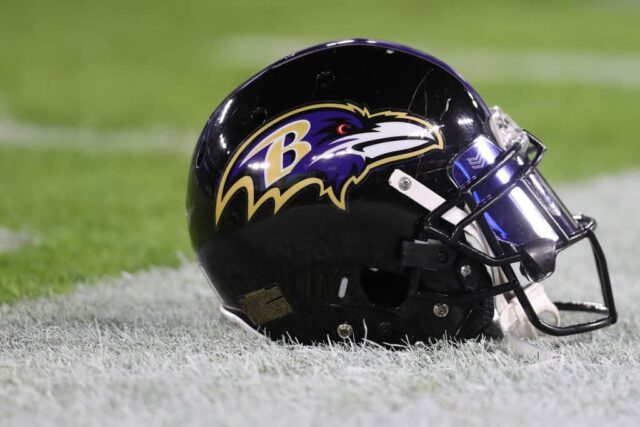 Uma visão detalhada de um capacete do Baltimore Ravens no M&T Bank Stadium em 12 de dezembro de 2019 em Baltimore, Maryland.