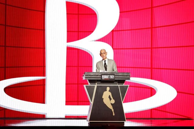 O comissário da NBA, Adam Silver, anuncia uma escolha do Houston Rockets durante o Draft da NBA de 2021 no Barclays Center em 29 de julho de 2021 na cidade de Nova York.
