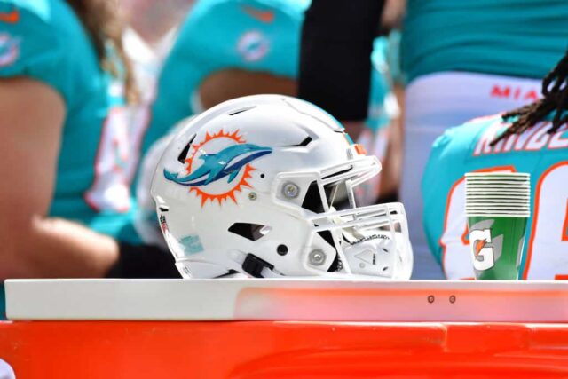Detalhe do capacete do Miami Dolphins durante o primeiro tempo contra o Tampa Bay Buccaneers no Raymond James Stadium em 10 de outubro de 2021 em Tampa, Flórida.