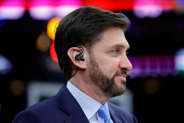 Mike Greenberg, da ESPN, observa durante um jogo entre o Philadelphia 76ers e o Golden State Warriors no Wells Fargo Center em 11 de dezembro de 2021 na Filadélfia, Pensilvânia.