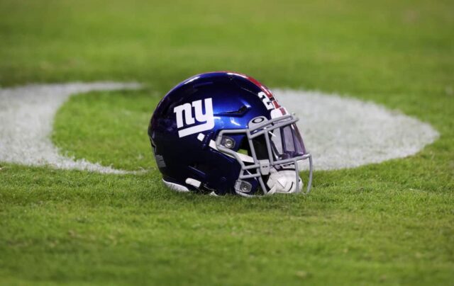 Um capacete do New York Giants fica em campo antes do início do jogo contra o Washington Commanders no FedExField em 18 de dezembro de 2022 em Landover, Maryland.