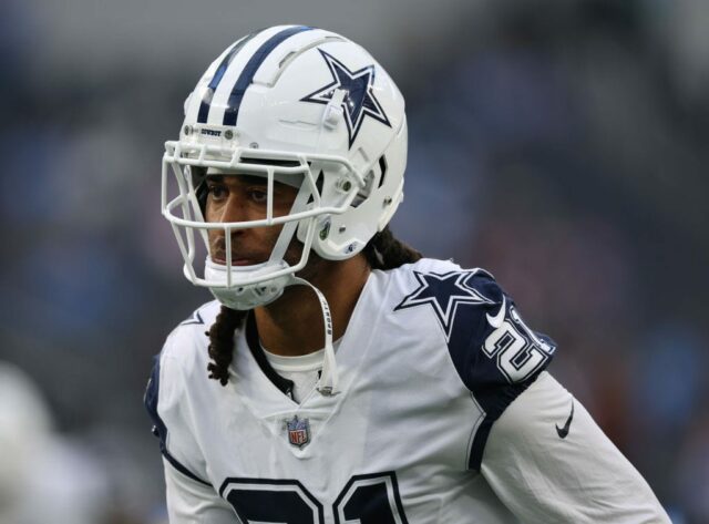 Stephon Gilmore nº 21 do Dallas Cowboys durante o aquecimento antes do jogo contra o Los Angeles Chargers no SoFi Stadium em 16 de outubro de 2023 em Inglewood, Califórnia. 