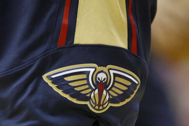 Uma foto detalhada do logotipo do pelicano no short Arinze Onuaku # 21 do New Orleans Pelicans em um jogo de pré-temporada da NBA contra o Houston Rockets em 5 de outubro de 2013 no Toyota Center em Houston, Texas.  Os Pelicanos venceram por 116 a 115.