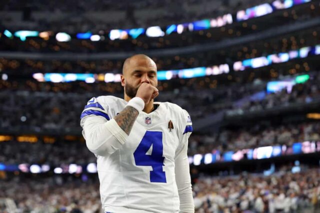 Dak Prescott #4 do Dallas Cowboys entra em campo antes do jogo NFC Wild Card Playoff contra o Green Bay Packers no AT&T Stadium em 14 de janeiro de 2024 em Arlington, Texas. 