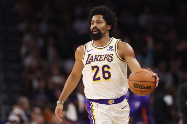 Spencer Dinwiddie #26 do Los Angeles Lakers segura a bola contra o Phoenix Suns durante a primeira metade do jogo da NBA no Footprint Center em 25 de fevereiro de 2024 em Phoenix, Arizona.