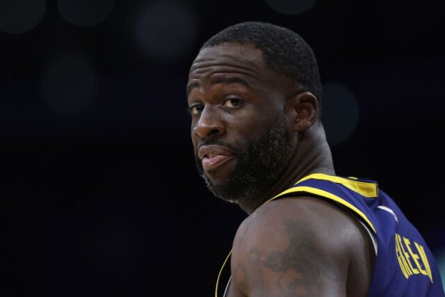 Draymond Green, nº 23 do Golden State Warriors, observa durante o primeiro tempo de um jogo contra o Los Angeles Lakers na Crypto.com Arena em 16 de março de 2024 em Los Angeles, Califórnia.