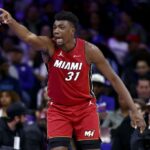 Thomas Bryant #31 do Miami Heat reage durante o quarto período contra o Philadelphia 76ers no Wells Fargo Center em 18 de março de 2024 na Filadélfia, Pensilvânia.